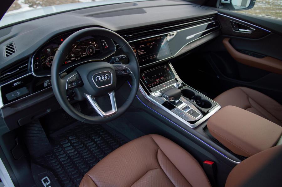 Интерьер Audi Q8 55 TFSI Quattro 2018 года  (NA) (фото 10 из 32)